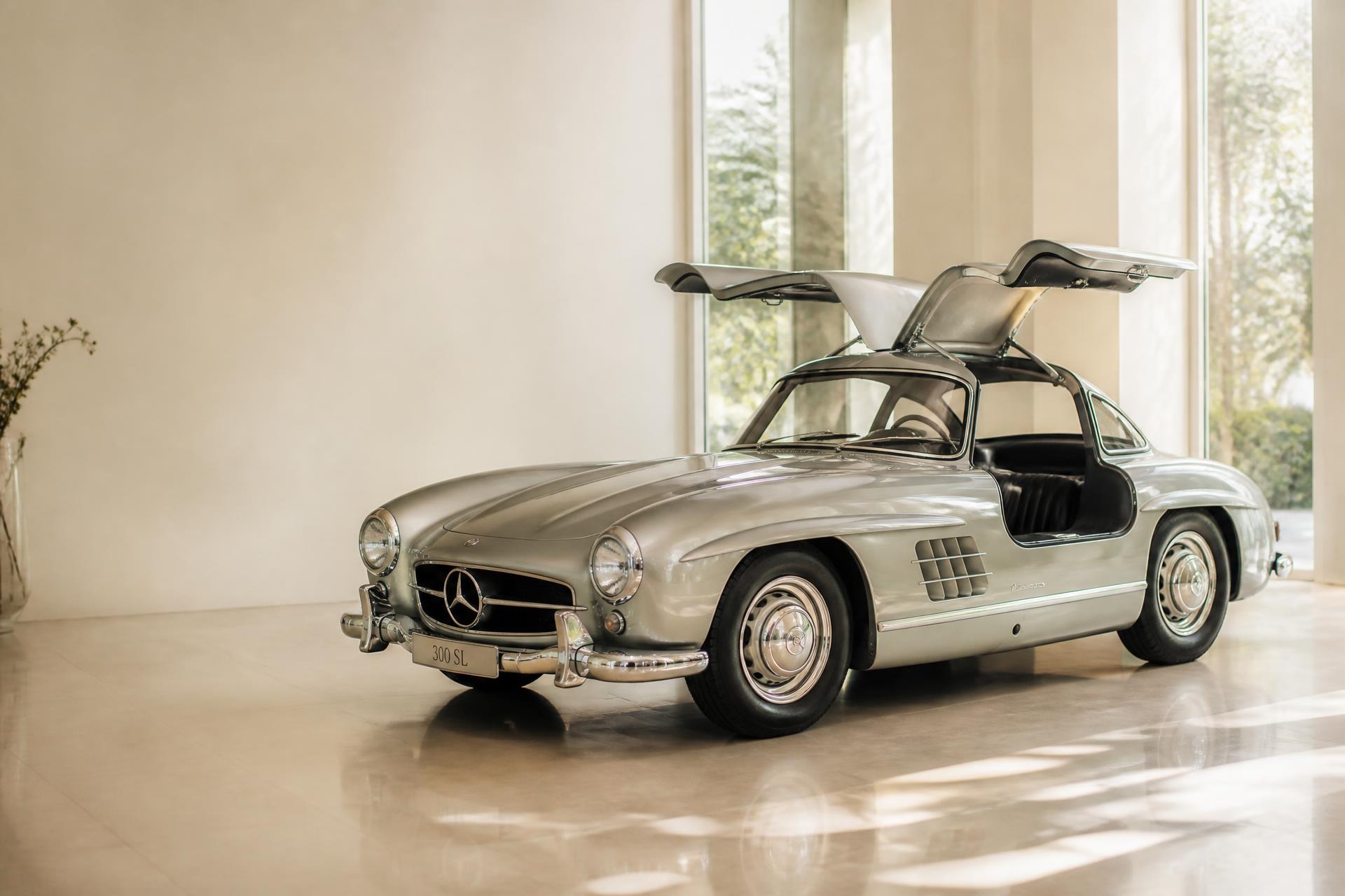 Silberner Mercedes-Benz 300 SL Gullwing im lichtdurchfluteten Showroom